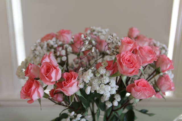 bukiet różowych i białych kwiatów, róże, prezent na 18