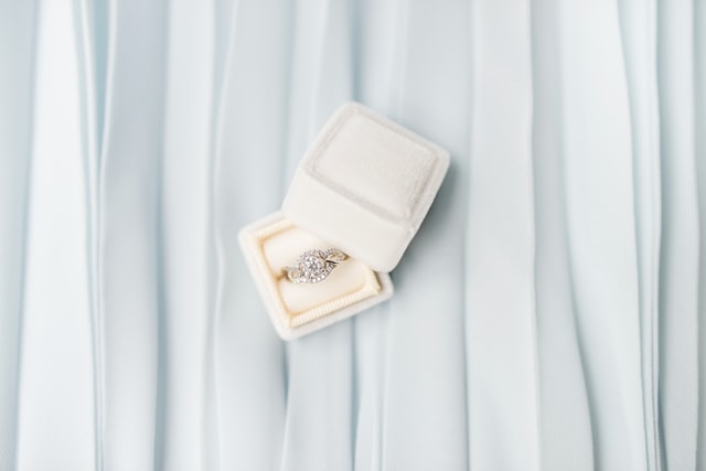 pierścionek zaręczynowy z diamentami w białym pudełku