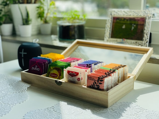 zestaw różnych herbat w drewnianym pudełku
