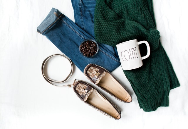 stylizacja, jeansy, sweter zielony, kubek Coffee 
