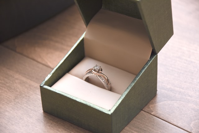 srebrny pierścionek z diamentem, prezent na rocznicę, prezent dla żony