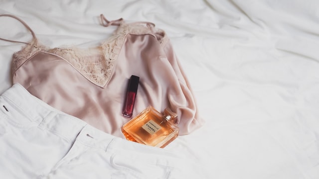 outfit, różowa koszulka, białe spodnie, perfumy, czerwony błyszczyk