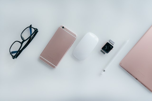 różowy iPhone, różowy MacBook, myszka Apple, Apple Watch 