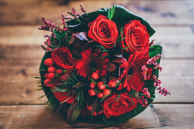 bukiet czerwonych kwiatów, prezent na rocznicę, róże