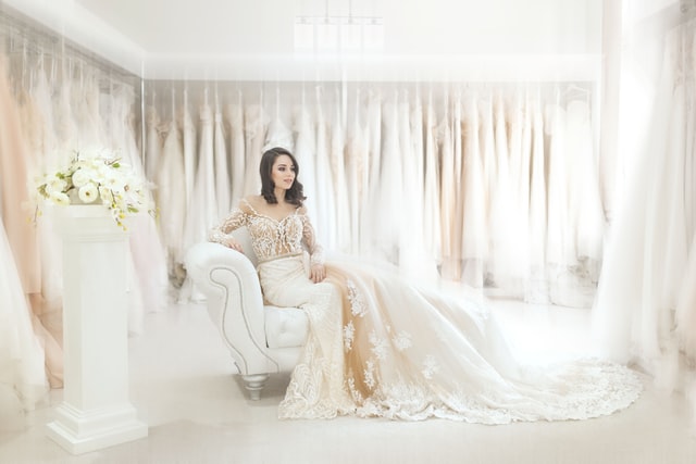 kobieta w sukni ślubnej w salonie sukni ślubnych