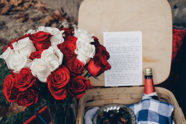 drewniana skrzynka prezentowa, bukiet róż, wino, prezent dla rodziców