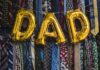 różnokolorowe krawaty na dzień ojca, balonowy napis dad