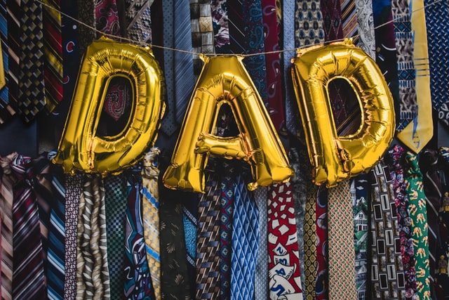 różnokolorowe krawaty na dzień ojca, balonowy napis dad