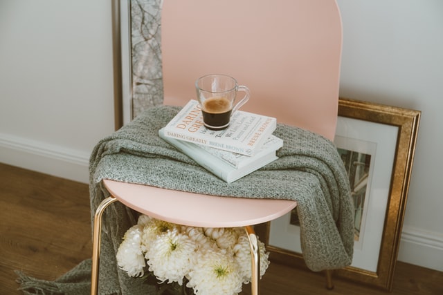 różowe krzesło, szary koc, kawa, kwiaty, dekoracje do pokoju nastolatki