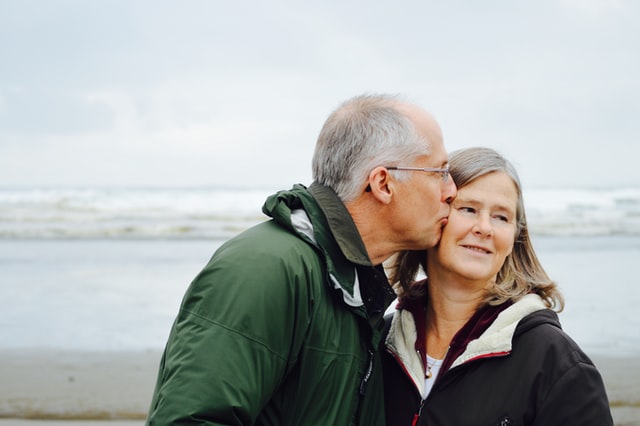 małżeństwo nad morzem daje sobie buziaka, 50. rocznica ślubu