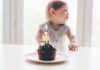 dziecko, tort urodzinowy ze świeczką, tort na roczek, pierwsze urodziny