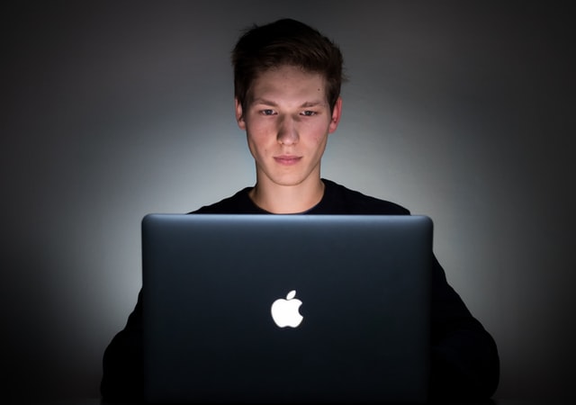 chłopak z laptopem, nastolatek