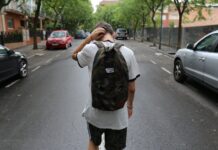 chłopak z plecakiem na drodze, nastolatek