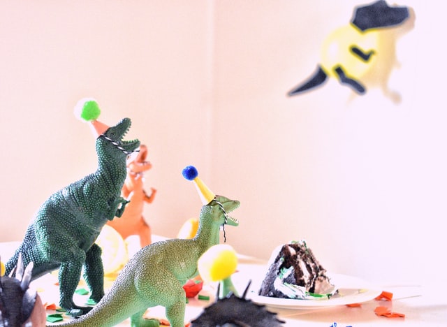 dinozaury w czapeczkach urodzinowych, śmieszny prezent
