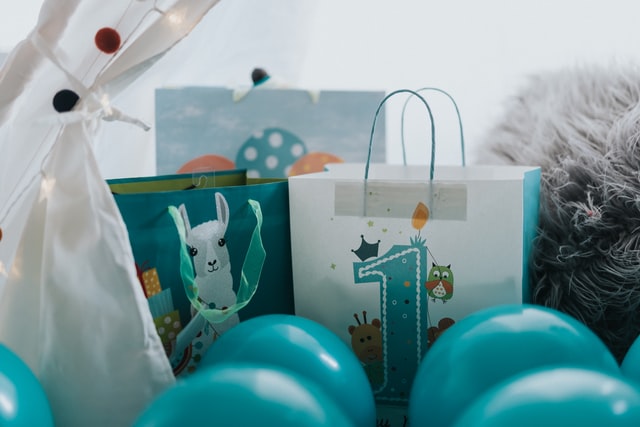 prezenty na roczek, prezenty na pierwsze urodziny, torebka prezentowa z lamą, niebieskie balony