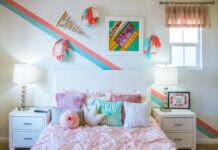 sypialnia nastolatki, łóżko, różowa narzuta, poduszki ozdobne