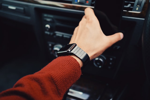 smartwatch, samochód