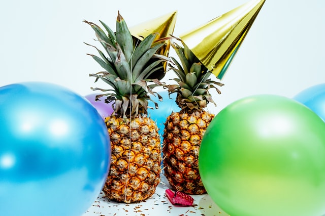 ananasy w czapeczkach urodzinowych, kolorowe balony