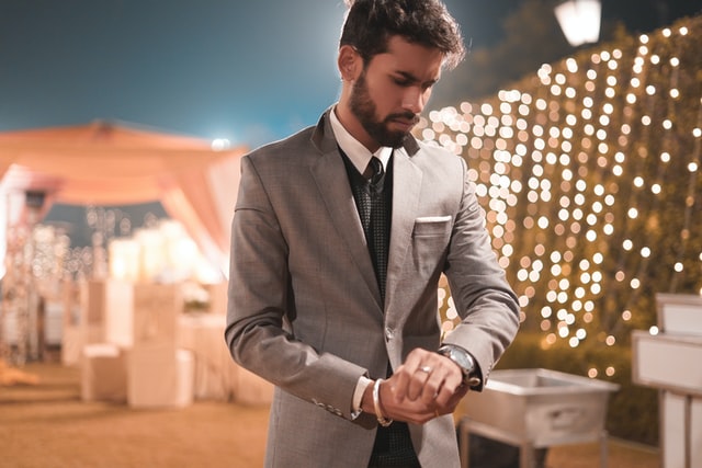 mężczyzna w szarym garniturze, garnitur na ślub