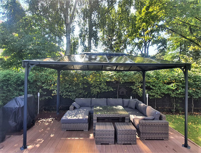Metalowa altana ogrodowa z dachem z poliwęglanu