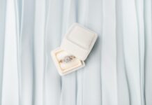 pierścionek zaręczynowy z diamentami w białym pudełku