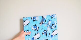 prezent w niebieskim papierze w pingwiny