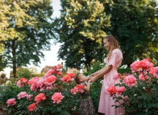 mama i córka w ogrodzie, różowe kwiaty, dzień matki