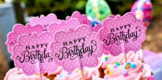 babeczki urodzinowe z różowym kremem, happy birthday