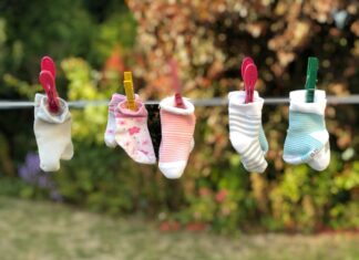 kolorowe skarpetki dla niemowlaka suszą się na sznurku, skarpetki dla noworodka