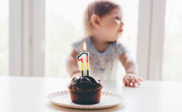 dziecko, tort urodzinowy ze świeczką, tort na roczek, pierwsze urodziny