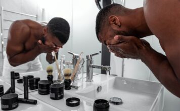mężczyzna myje twarz, pielęgnacja mężczyzny, kosmetyki do pielęgnacji