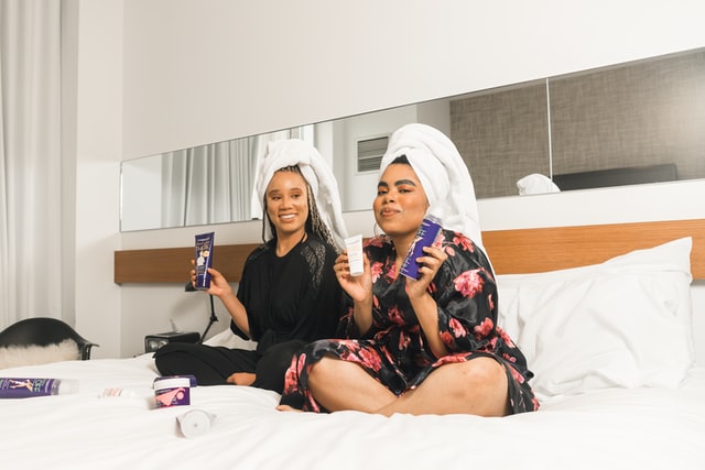 dwie nastolatki na łóżku w ręcznikach na głowach, kosmetyki do pielęgnacji, nastolatki