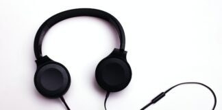Słuchawki nauszne z aktywnym tłumieniem hałasu - czy warto