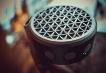Głośniki bezprzewodowe z wbudowanym mikrofonem - do czego można je wykorzystać?