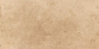 Jaki papier ścierny przed lakierowaniem drewna?