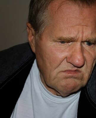 Jak szlifować stary lakier z drewna?