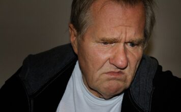 Jak szlifować stary lakier z drewna?