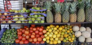 Co na półkach w salonie?